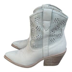Dolce Vita Nashe Leather Floral eyelet  western styles Ankle Boot. SZ. 7.5